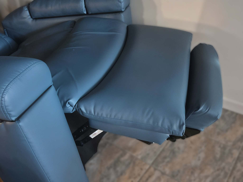 UltraComfort™ UC576 Alora Series 5-Zone Power Lift Chair in Brisa Arctic (Open Box)