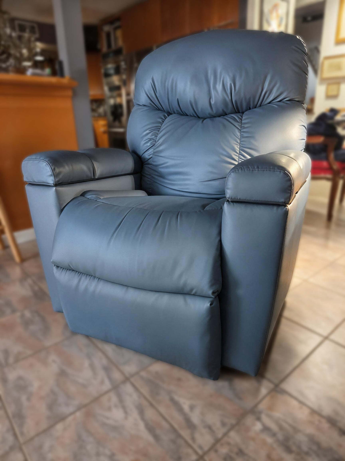 UltraComfort™ UC576 Alora Series 5-Zone Power Lift Chair in Brisa Arctic (Open Box)