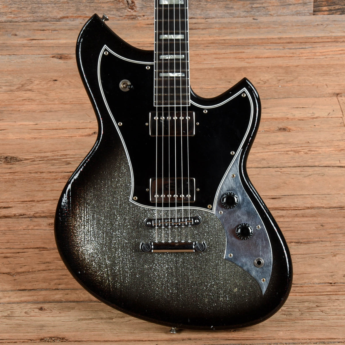 Novo Serus H2 Silver Sparkle over Bull Black