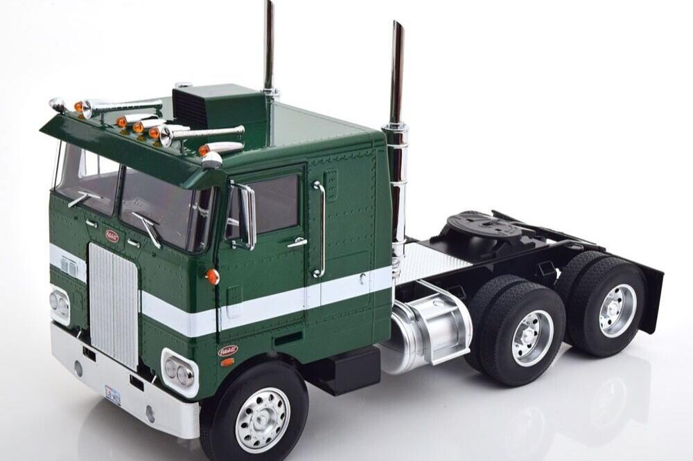 Road Kings 1977 Peterbilt 352 Pacemaker Semi Green and White 1:18 (Default Title (3431))
